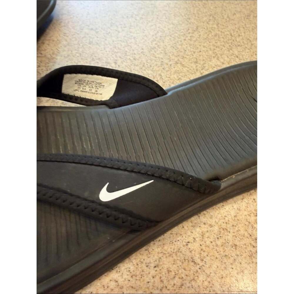 Nike Women's Black and White Flipflops - Picture 3 of 8